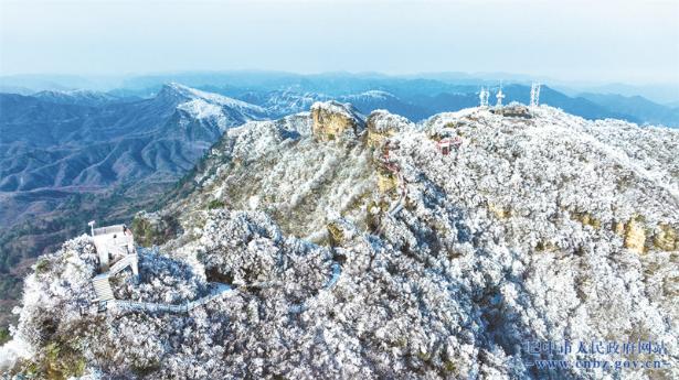 冰雪光霧山 銀裝素裹亦妖嬈